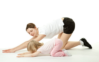 Fototapeta na wymiar Szczęśliwa matka ćwiczeń sportowych z jej córeczką