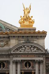 Fototapeta na wymiar Fragment Opery w Paryżu, Złoty Right Top Statue
