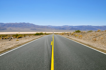 Fototapeta na wymiar Niekończące Highway, Death Valley National Park, California, USA.