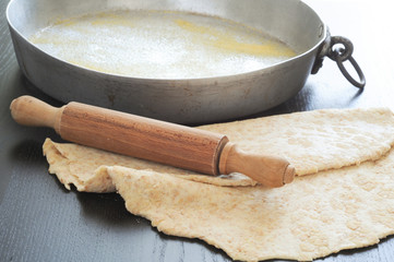 Teglia da forno di alluminio con sfoglia di pasta integrale