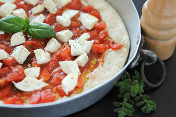 Pizza con ingredienti crudi e pasta integrale