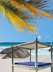 lit de soleil sur plage des Seychelles
