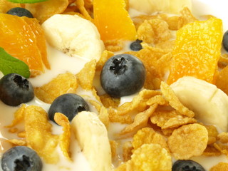 Cornflakes with fruits and milk