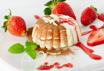 Dessert with cream and strawberries