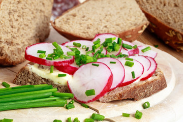 Butterbrot mit Radieschen u Schnittlauch