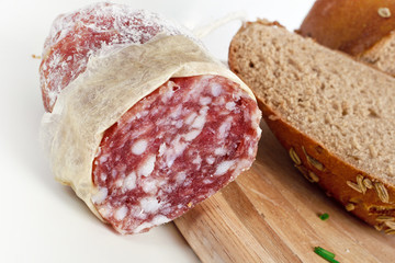 Salami und Schwarzbrot