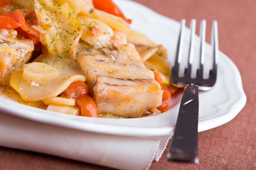 Fish, cherry tomatoes and potatoes. Pesce, pomodorini e patate.