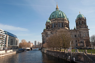 Fototapeta na wymiar Wyspa Muzeów w Berlinie - Berliner Dom am Spree