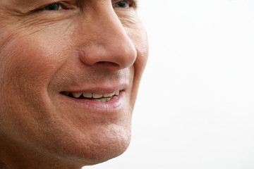 Obraz premium Laechelnder Mann in den besten Jahren (Nahaufnahme)