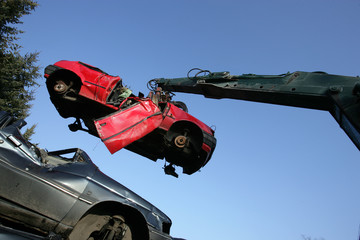 Alte Autos auf dem r Schrottplatz.