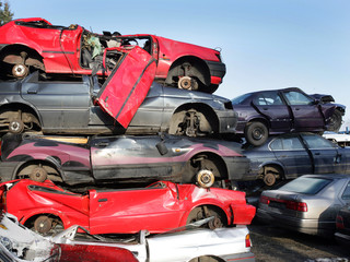 Alte Autos auf dem  Schrottplatz