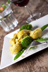Tortellini mit Zuckererbsen und Broccoli