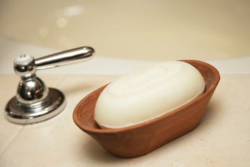 Seife in einer Seifenschale aus Ton