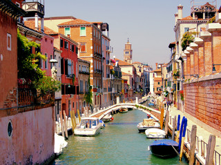 Obraz premium Small quaint canal in historic Venice
