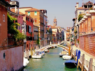 Fototapeten Kleiner malerischer Kanal im historischen Venedig © Jenifoto