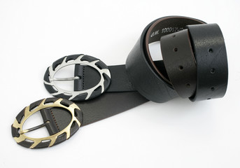 Zwei Damenguertel mit Schnalle