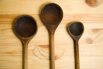 Holzlöffel nebeneinander
