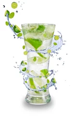Küchenrückwand glas motiv Spritzendes Wasser Frisches Mojito-Getränk mit Spritzspirale um das Glas.
