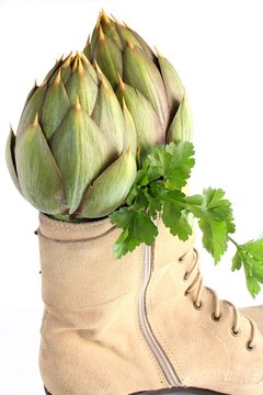 carciofi spinosi di albenga dentro a stivaletto da donna