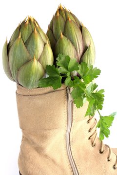 carciofi spinosi di albenga dentro a stivaletto da donna