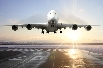 Fototapeta na wymiar Lądowanie samolotu pasażerskiego na pasie w lotniska. Wieczór