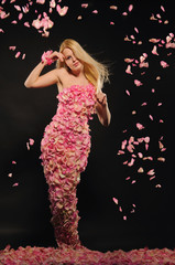 Naklejka premium beautiful woman in dress of rose petals