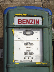 Alte deutsche Benzin-Zapfsäule - Old german Petrol station
