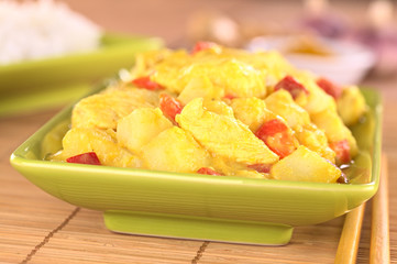 Chicken-mango curry with red bell pepper and potatoes