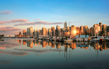 De skyline van Vancouver bij zonsondergang