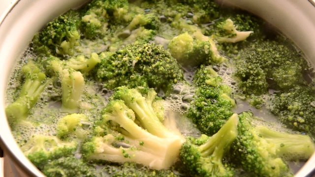 Cottura dei broccoli Cooking broccoli 烹调西兰花
