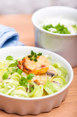 Zapiekanka z ziemniaków z sosem jogurtowym