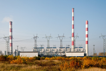 Fototapeta na wymiar Pylony elektrowni i linii energetycznych przesyłowych
