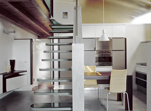 cucina moderna  in mansarda e scala di vetro
