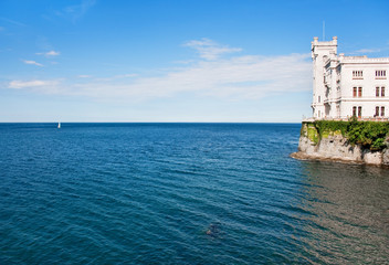 Fototapeta na wymiar Słynny Zamek Miramare nad Adriatykiem niedaleko Triest, Włochy