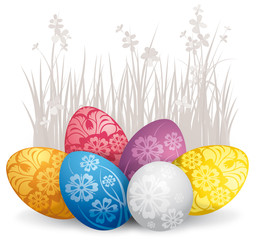 Uova di Pasqua decorate su sfondo con erba