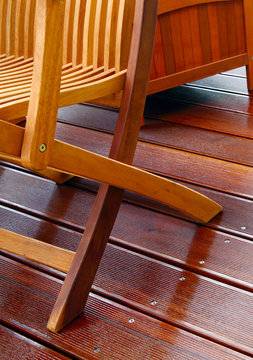 Holzm&ouml;bel auf ge&ouml;lter Bangkirai Terrasse
