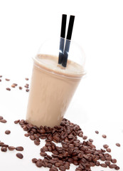 Eiskaffee mit Kaffeebohnen