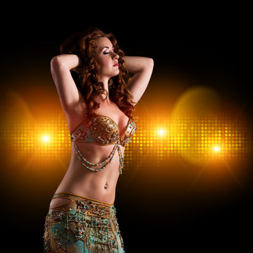 wunderschöne orientalische Tänzerin vor Lichter-Hintergrund