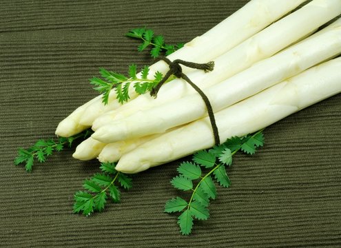Spargel mit Pimpernell