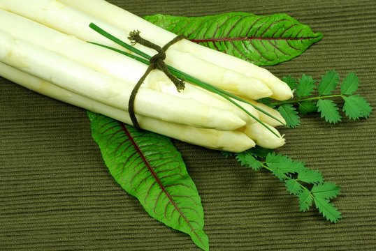 Spargel mit Kr&auml;uter auf Serviette
