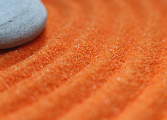 pierre sur sable de couleur orange © auryndrikson