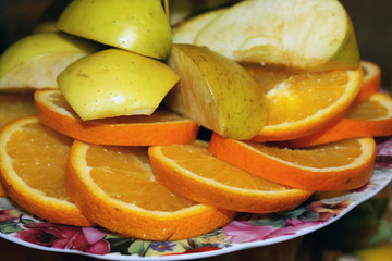 Fototapeta na wymiar Jabłka i pomarańcze