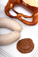 Zwei Weißwürste, süsser Senf und eine Brezel