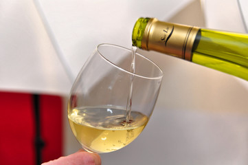 Servir du vin Blanc