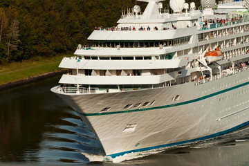 Kreuzfahrtschiff im Nord-Ostsee-Kanal in Kiel