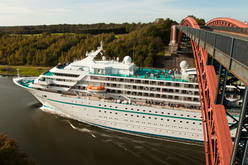 Kreuzfahrtschiff im Nord-Ostsee-Kanal in Kiel