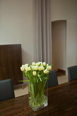 Maison, salon, intérieur, décoration, fleurs, tulipes, mobilier
