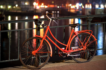 Fototapeta na wymiar Pomarańczowy rower w Amsterdamie