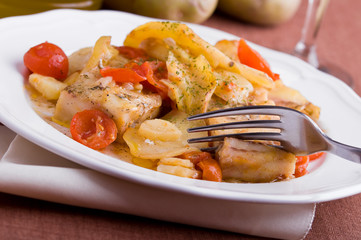 Fish, cherry tomatoes and potatoes. Pesce, pomodorini e patate.