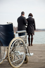 Obraz premium Mann hilft Frau beim gehen